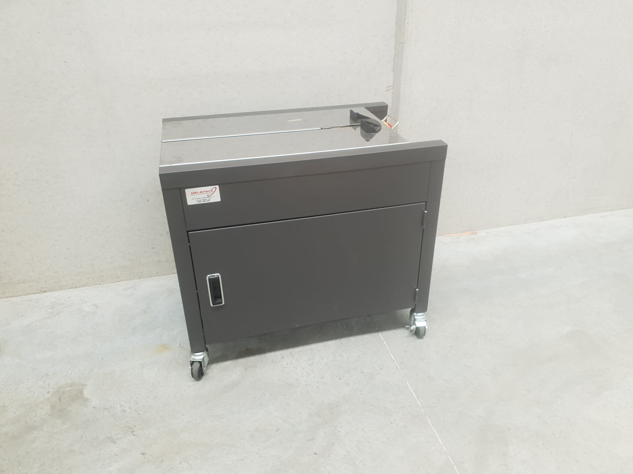 enclosed-semi-auto-strapper